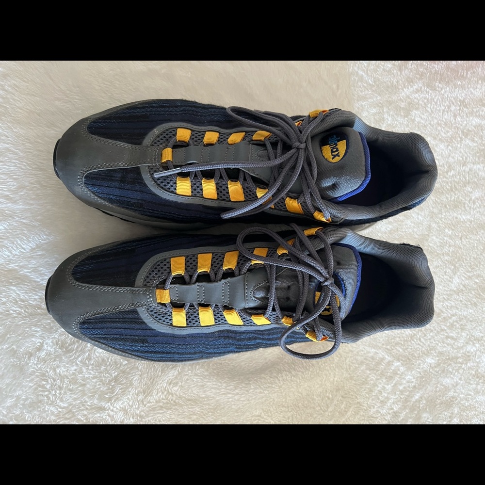 Nike Airmax tennis shoes